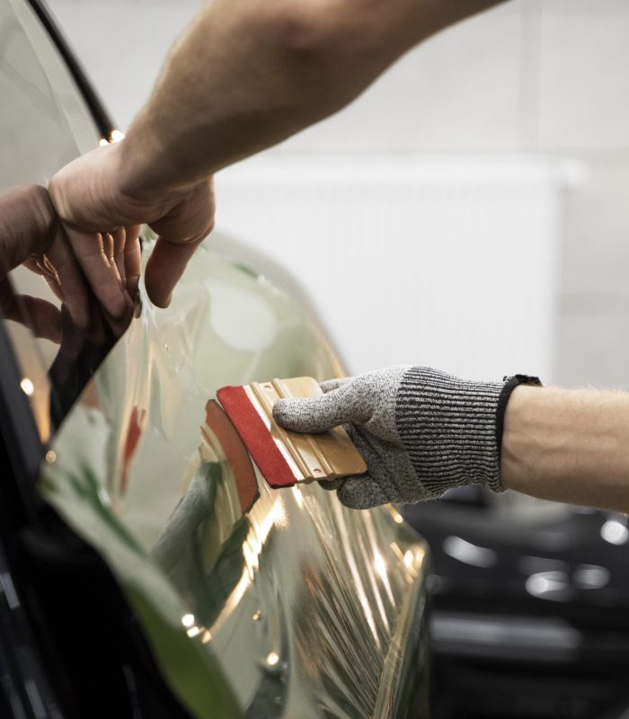 persona-que-trabaja-en-la-rotulacion-de-automoviles